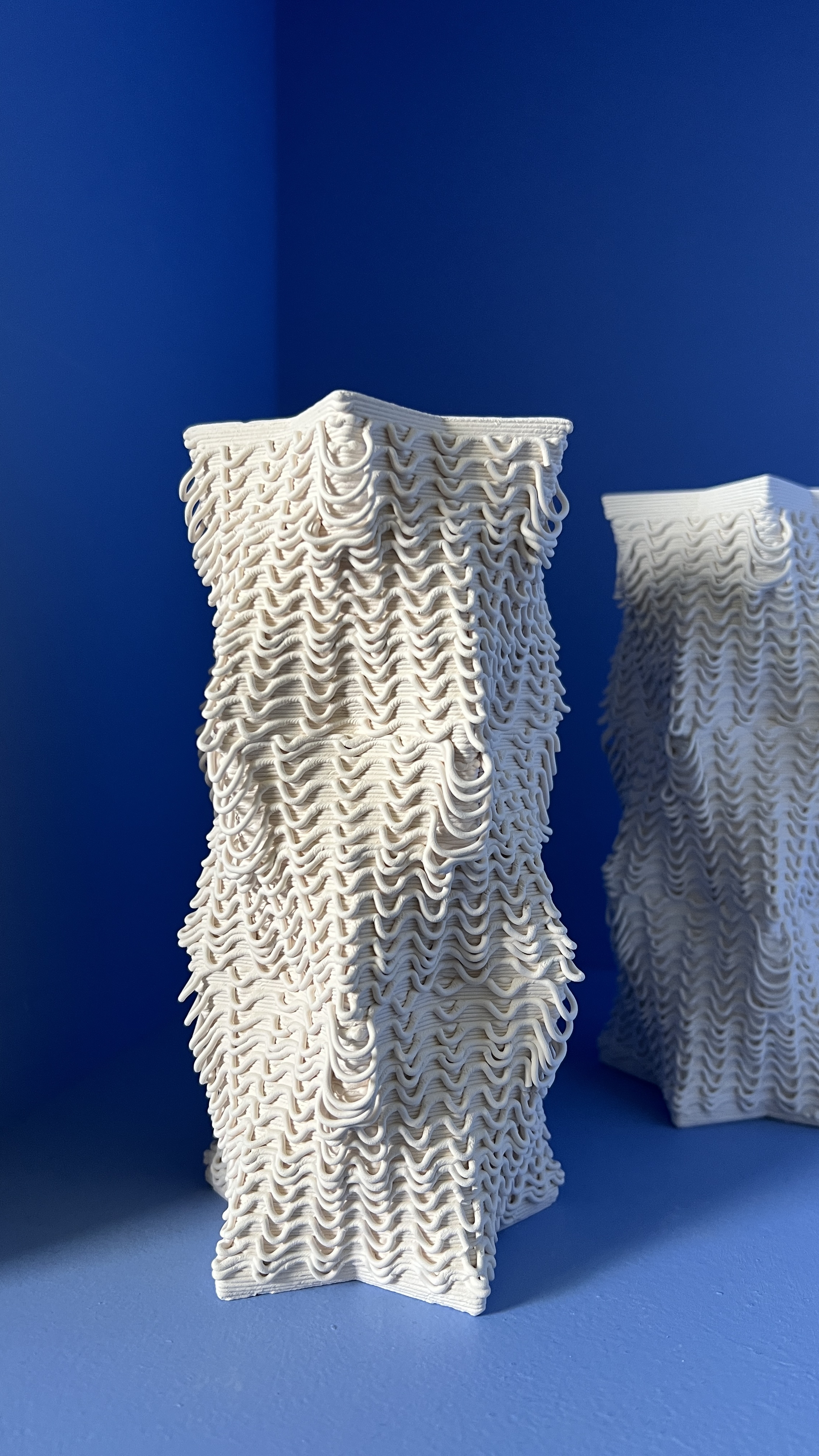 3D-printed textured ceramic vessels